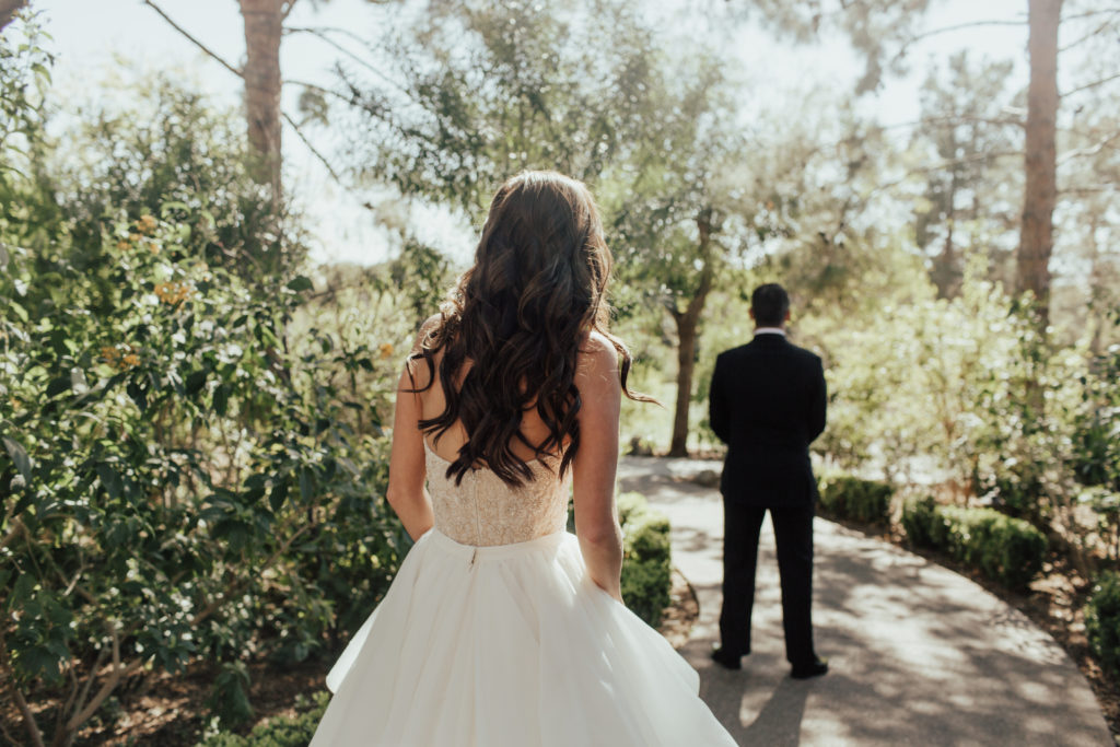 Modern Classic Paradise Valley Country Club Wedding in Arizona by Kadi Tobin Photography