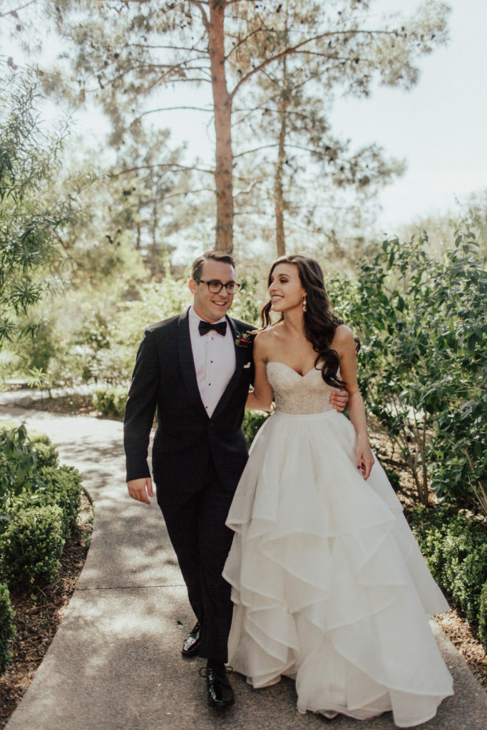 Modern Classic Paradise Valley Country Club Wedding in Arizona by Kadi Tobin Photography