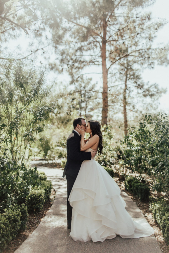 Modern Classic Paradise Valley Country Club Wedding in Arizona by Kadi Tobin Photography