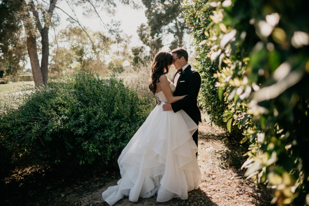 Modern Classic Paradise Valley Country Club Wedding in Arizona by Kadi Tobin Photography