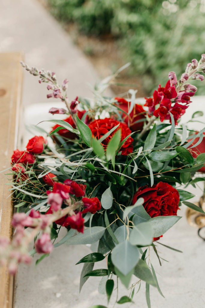 Modern Classic Paradise Valley Country Club Wedding in Arizona by Kadi Tobin Photography