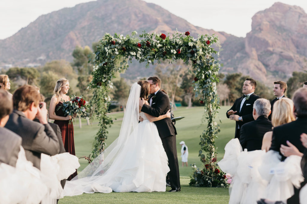 Modern Classic Paradise Valley Country Club Wedding in Arizona by Kadi Tobin Photography