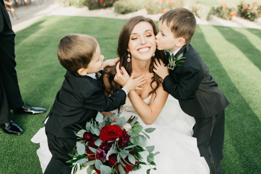 Modern Classic Paradise Valley Country Club Wedding in Arizona by Kadi Tobin Photography