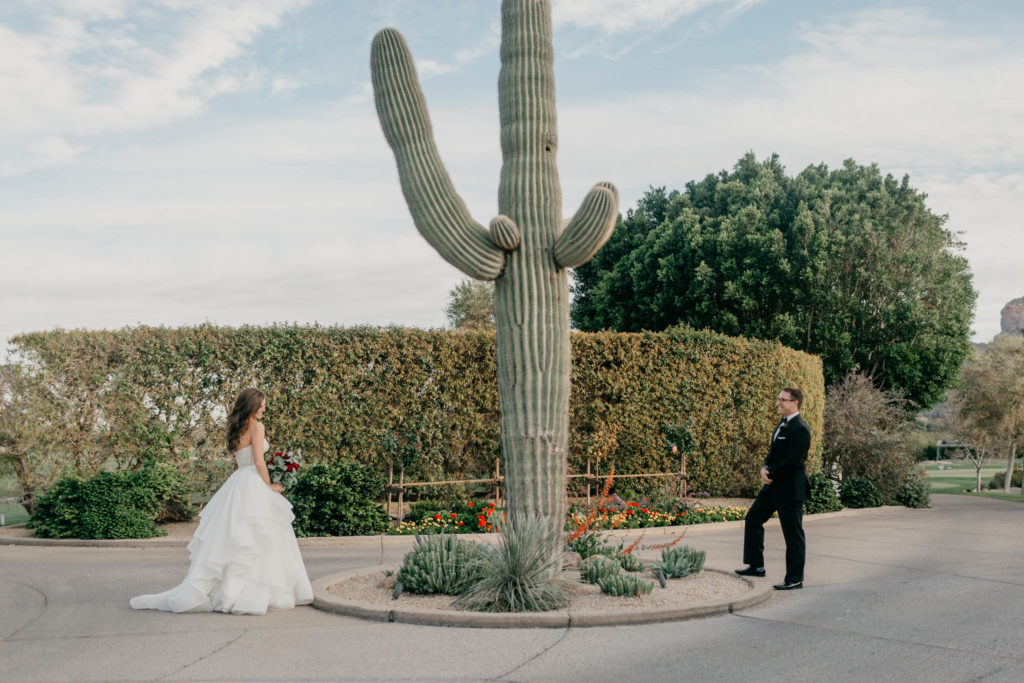 Modern Classic Paradise Valley Country Club Wedding in Arizona by Kadi Tobin Photography