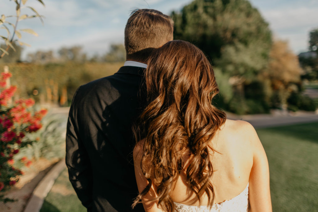 Modern Classic Paradise Valley Country Club Wedding in Arizona by Kadi Tobin Photography