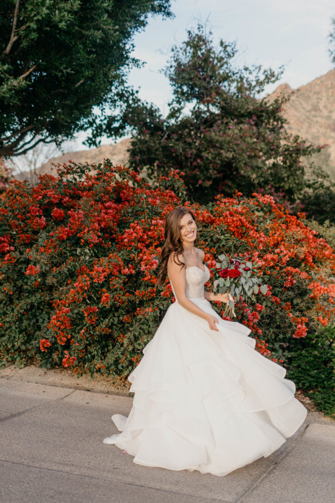 Modern Classic Paradise Valley Country Club Wedding in Arizona by Kadi Tobin Photography