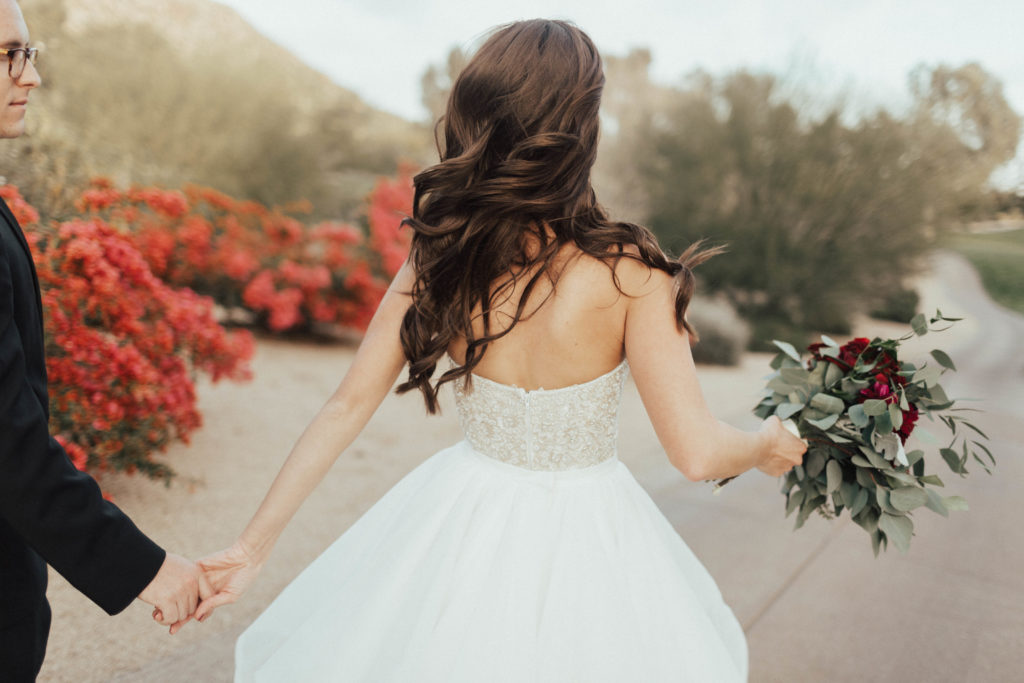 Modern Classic Paradise Valley Country Club Wedding in Arizona by Kadi Tobin Photography