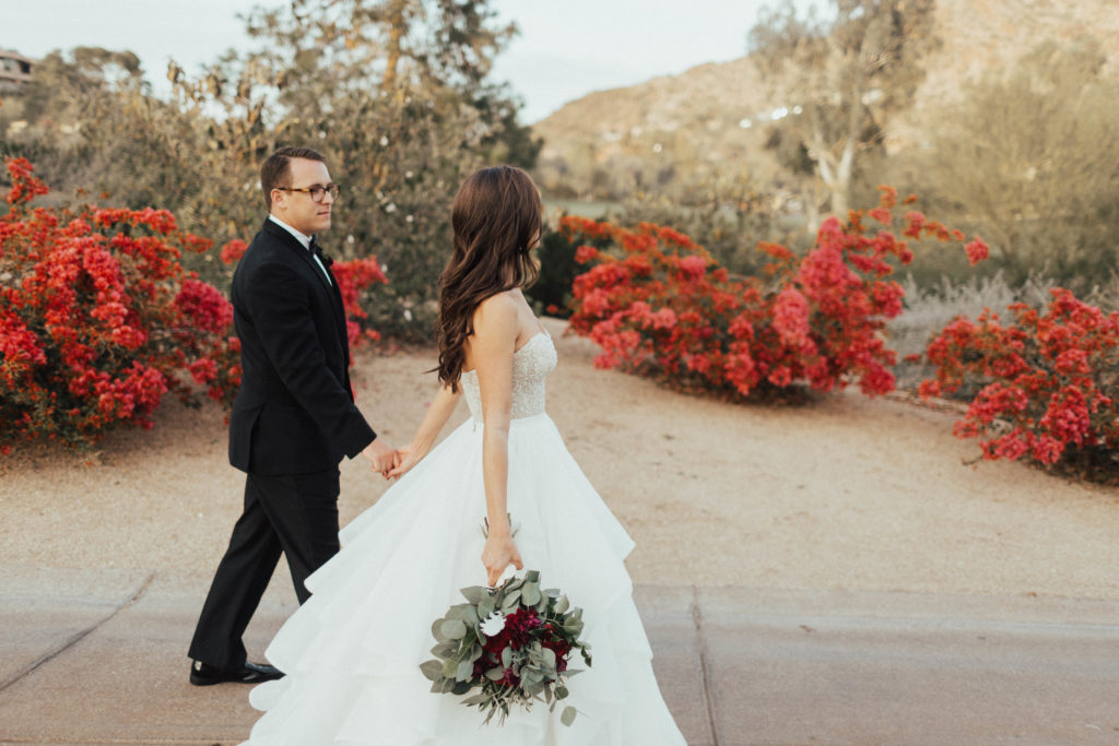 Modern Classic Paradise Valley Country Club Wedding in Arizona by Kadi Tobin Photography