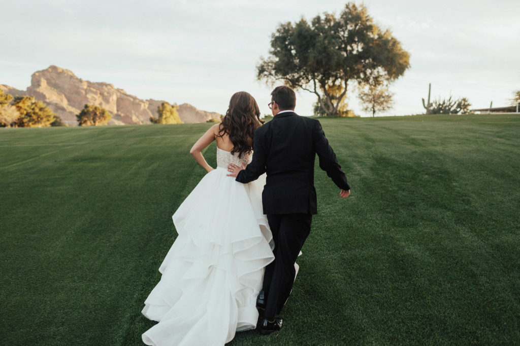 Modern Classic Paradise Valley Country Club Wedding in Arizona by Kadi Tobin Photography