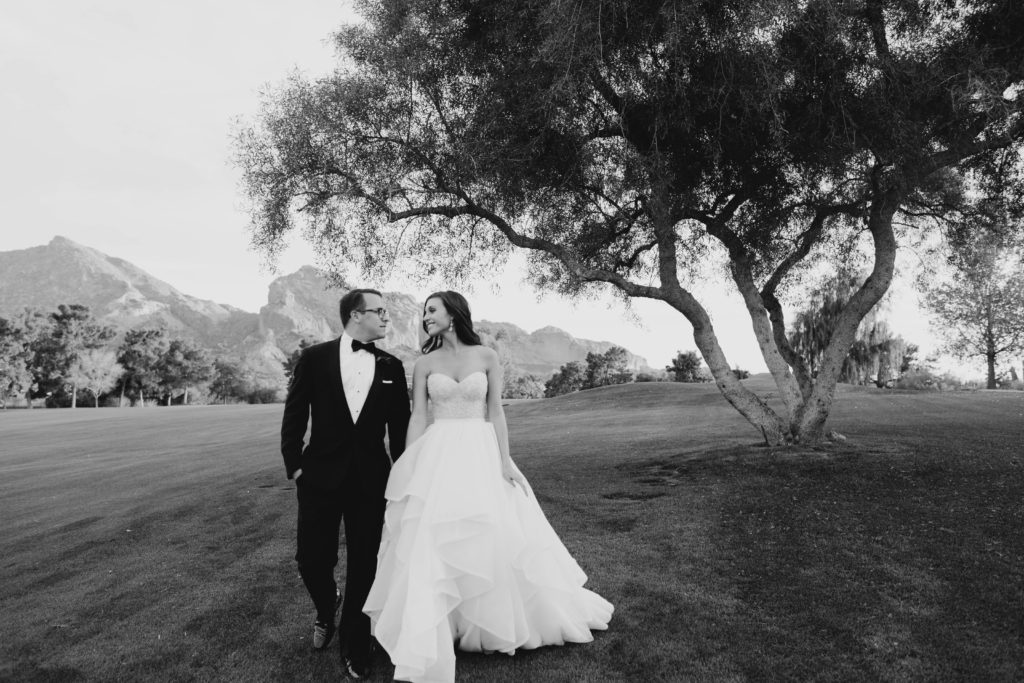 Modern Classic Paradise Valley Country Club Wedding in Arizona by Kadi Tobin Photography