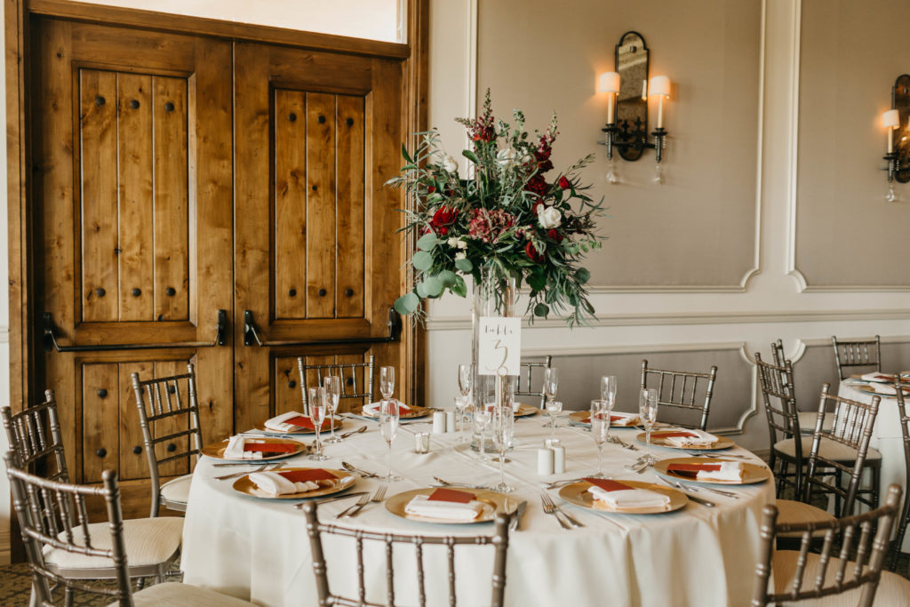 Modern Classic Paradise Valley Country Club Wedding in Arizona by Kadi Tobin Photography