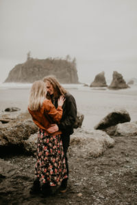A rainy ruby beach engagement session in Olympic National Park, Washington by Kadi Tobin Photography