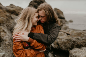A rainy ruby beach engagement session in Olympic National Park, Washington by Kadi Tobin Photography