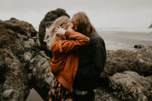 A rainy ruby beach engagement session in Olympic National Park, Washington by Kadi Tobin Photography
