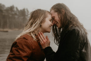 A rainy ruby beach engagement session in Olympic National Park, Washington by Kadi Tobin Photography