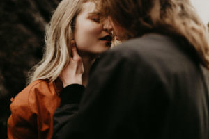 A rainy ruby beach engagement session in Olympic National Park, Washington by Kadi Tobin Photography