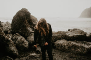 A rainy ruby beach engagement session in Olympic National Park, Washington by Kadi Tobin Photography