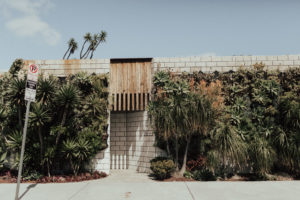 A modern romantic and edgy wedding at the smog shoppe by Los Angeles Wedding Photographer Kadi Tobin